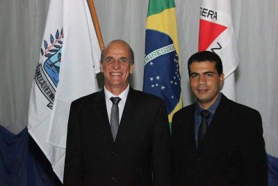 À esquerda Grosmane Hermsdorff, que renunciou ao cargo por motivos pessoais. Samuel agora é o prefeito de Conceição de Ipanema.
