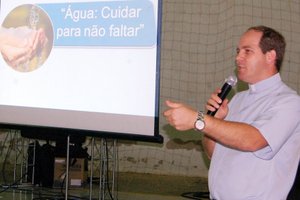 Pe. Odésio Magno da Silva (Paróquia São Lourenço / Manhuaçu) conduziu o momento de oração e explanou sobre a importância vital da água.